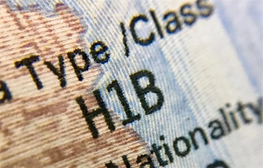 自雇H1B全攻略：从公司注册到获批全流程｜2025新规避坑指南（附完整资料包）