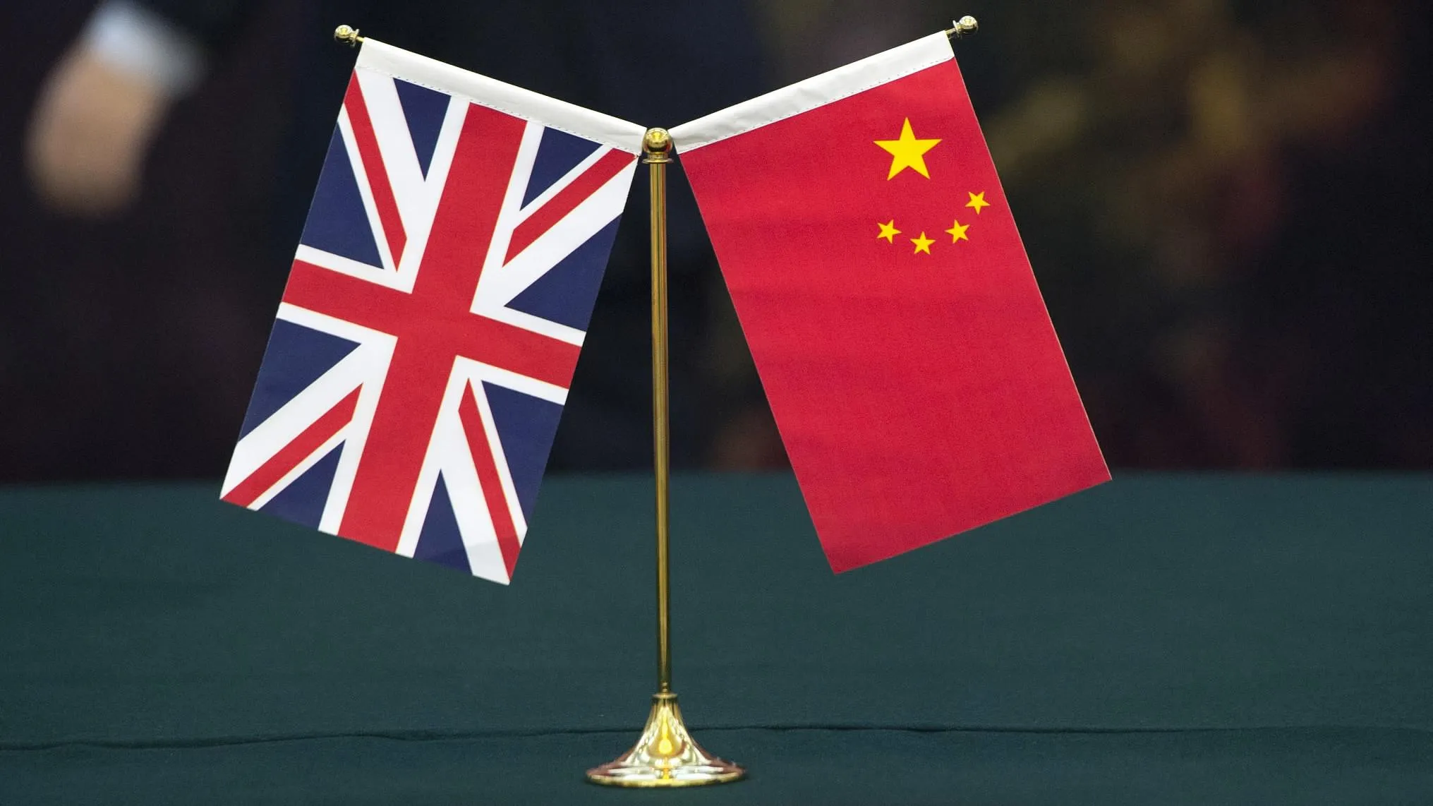 纳瓦罗挑拨中英关系：贸易霸凌背后的战略焦虑与英国的平衡之道