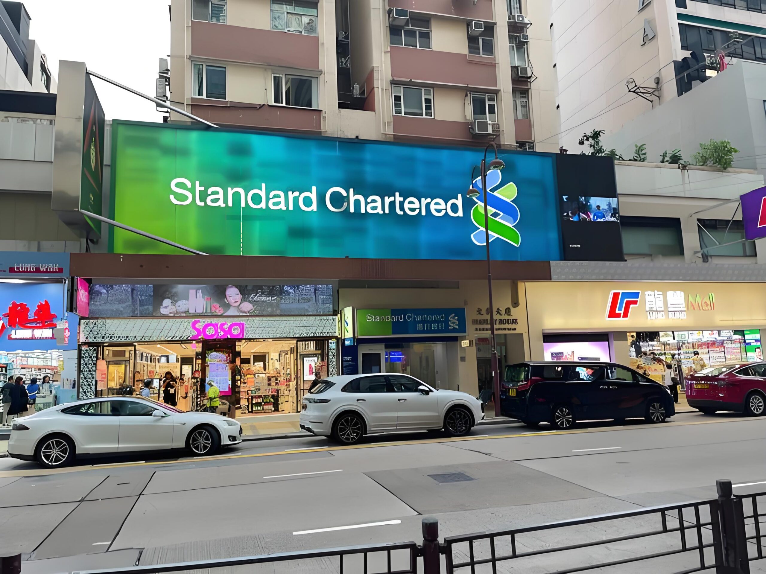 香港银行开户新规2025！三家银行被罚1620万,个人账户门槛提高